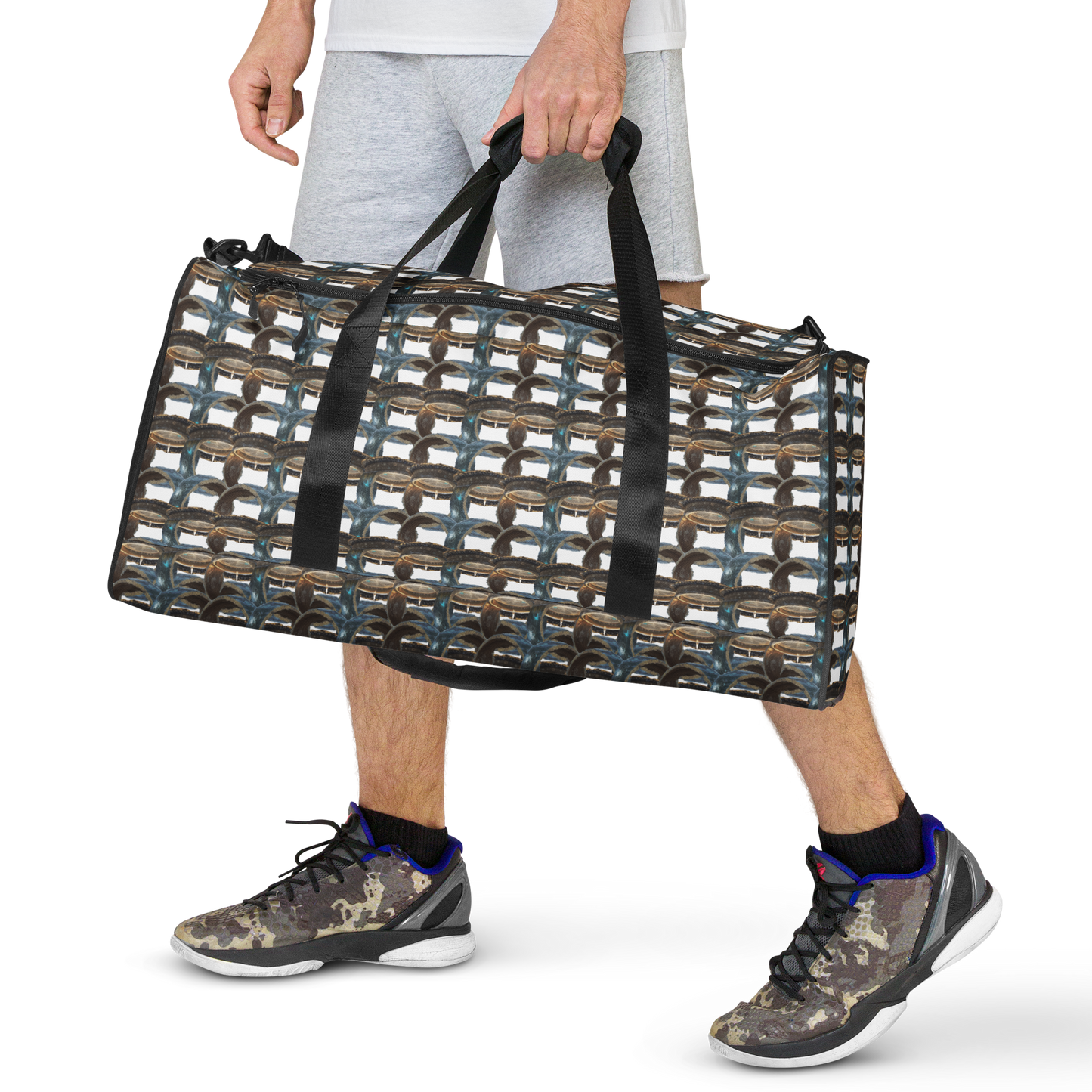 BEATS.CALI duffle bag is built to last. Its robust construction, featuring 100% polyester with black interlining, ensures it can handle the demands of your busiest days. With a generous interior space measuring 22" x 11.5" x 11.5", staying organized has never been easier. Utilize the multiple pockets, including a secure zipper pocket, to keep your essentials within reach. our duffle bag ensures stability with T-piping, providing peace of mind as you navigate daily.