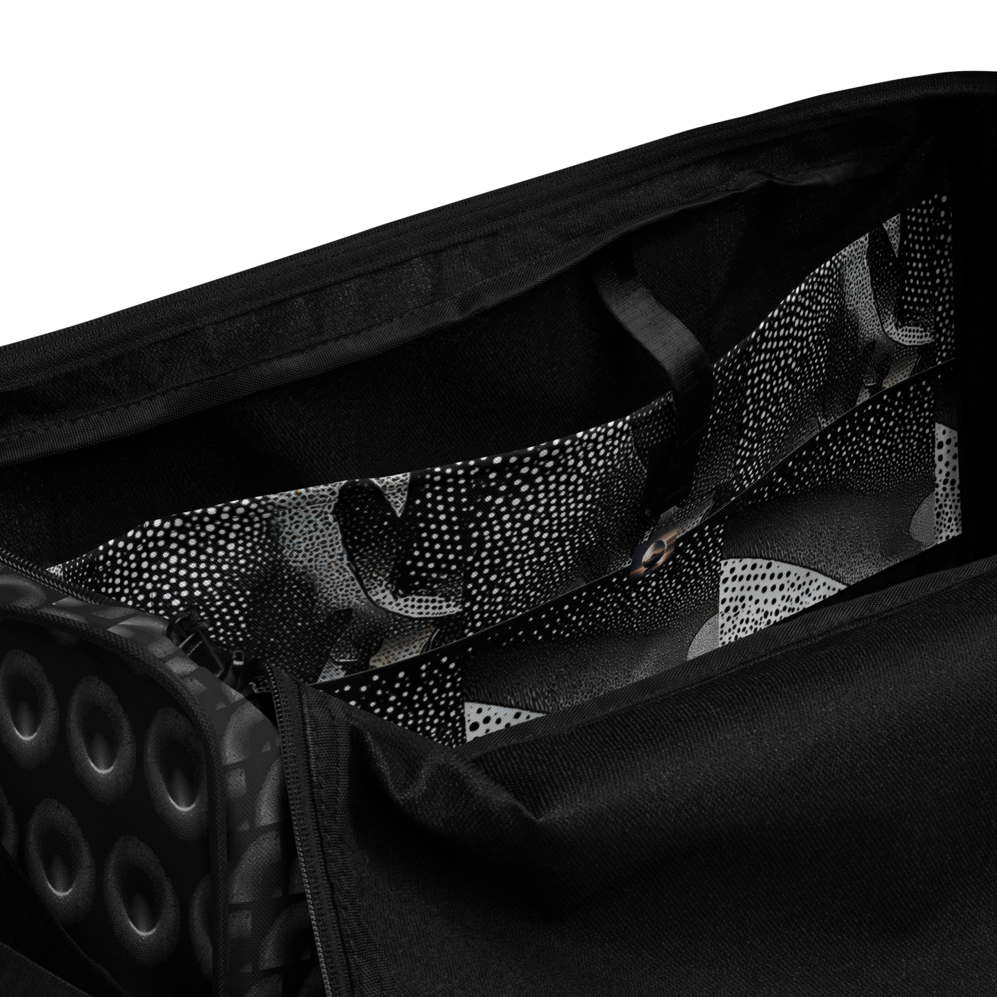 BEATS.CALI duffle bag is built to last. Its robust construction, featuring 100% polyester with black interlining, ensures it can handle the demands of your busiest days. With a generous interior space measuring 22" x 11.5" x 11.5", staying organized has never been easier. Utilize the multiple pockets, including a secure zipper pocket, to keep your essentials within reach. our duffle bag ensures stability with T-piping, providing peace of mind as you navigate daily.