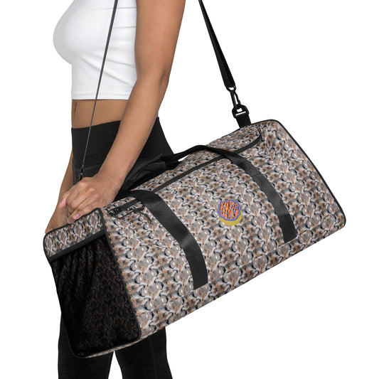 'beats.cali' Duffle Bag as the art-inspired spacious duffle bag has you covered in style and functionality for every occasion. The bag’s shoulder strap is adjustable and removable. Its dual padded handles with Velcro fastening ensures easy carrying. Contents do stay organized and safe with its multiple inside pockets.